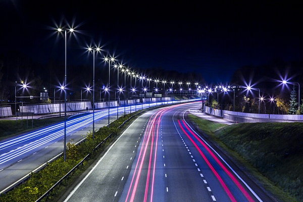 Светодиодные уличные фонари улучшают безопасность и экологичность городов
